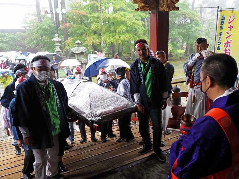 ジャンボおはぎ奉納　君津の神野寺　地元団体、１５キロのコメと３０キロあんこでこしらえ　参拝客に振る舞い