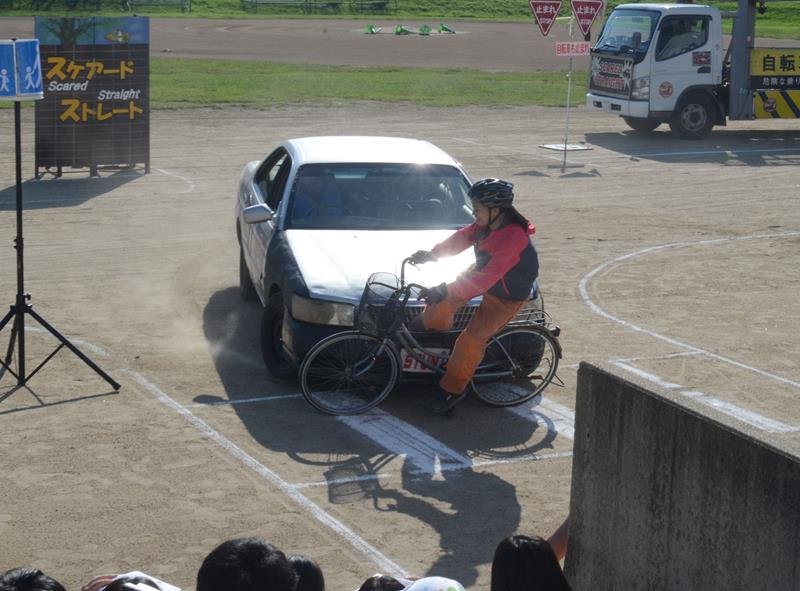 自転車と車の事故を再現し、生徒に事故の怖さを伝えた交通安全教室＝東金市
