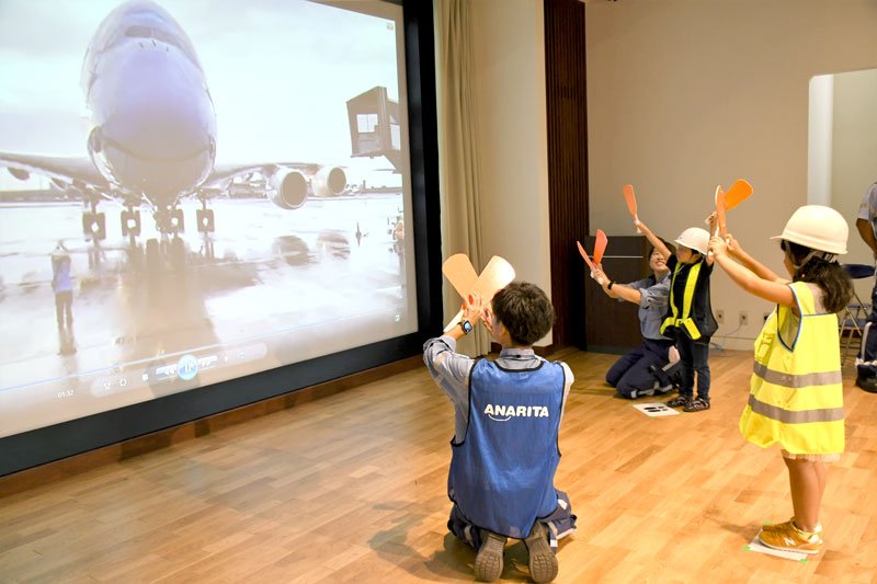 機体誘導、案内放送できた！！　子どもたち、空港の仕事体験　芝山・航空博