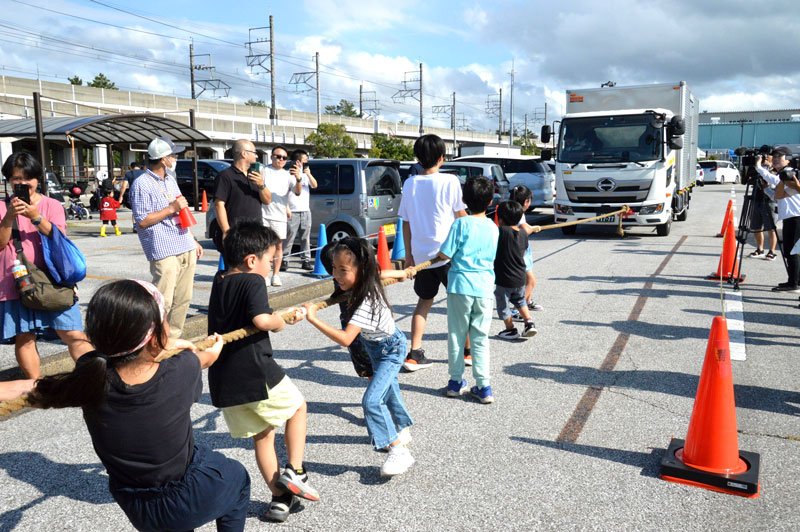 大感謝祭で、トラックとの綱引き体験にチャレンジする子どもたち＝千葉市美浜区