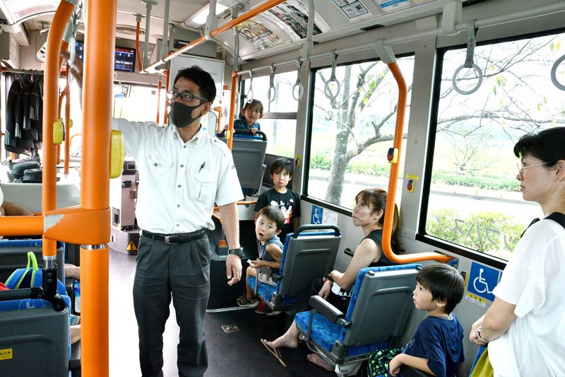 町民らにバス乗車時の注意点を説明する運転手＝多古町