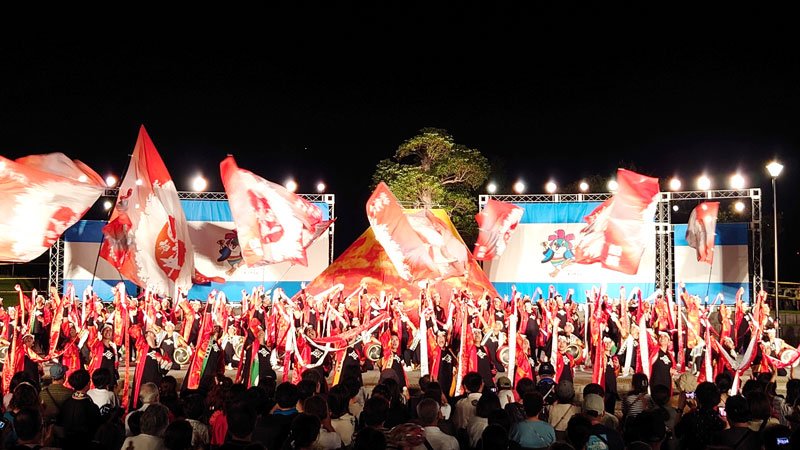 上総いちはら国府祭りの「ちばＹＯＳＡＫＯＩ」で大賞に輝いた「ＲＥＤＡ舞神楽」の演舞＝１日、市原市