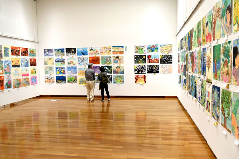 自由な発想で描かれた子どもたちの作品が並ぶ会場＝４日、佐倉市立美術館