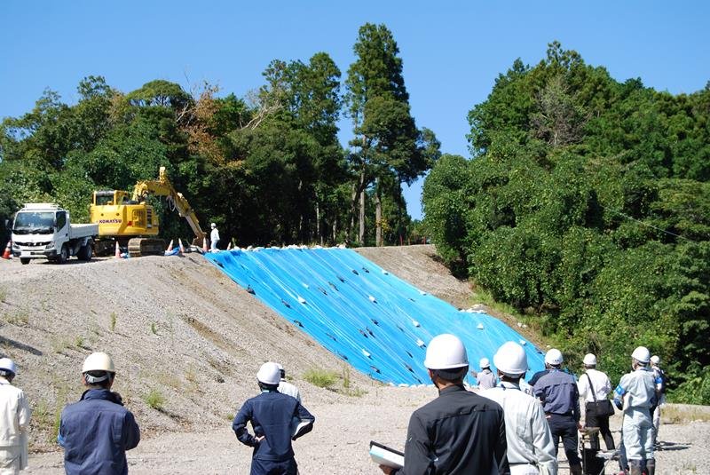盛り土を移動するために行政代執行が始まった＝６日午前１０時１０分ごろ、君津市豊田旧野中

