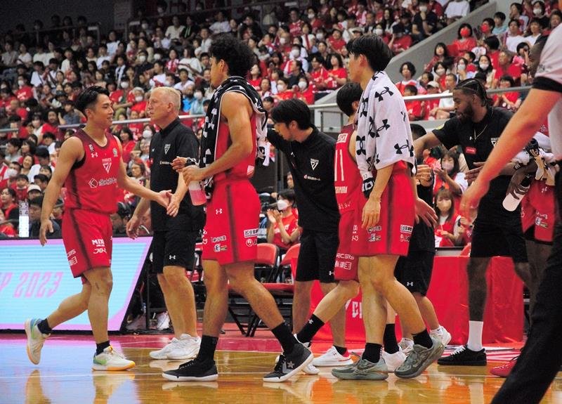 「プレシーズンカップ」で選手を迎える千葉Ｊのパトリック監督（左から２人目）ら＝９月１０日、船橋アリーナ
