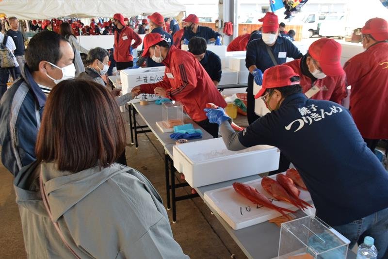 来場者の人気を集めた特産キンメダイの販売＝７日、銚子市
