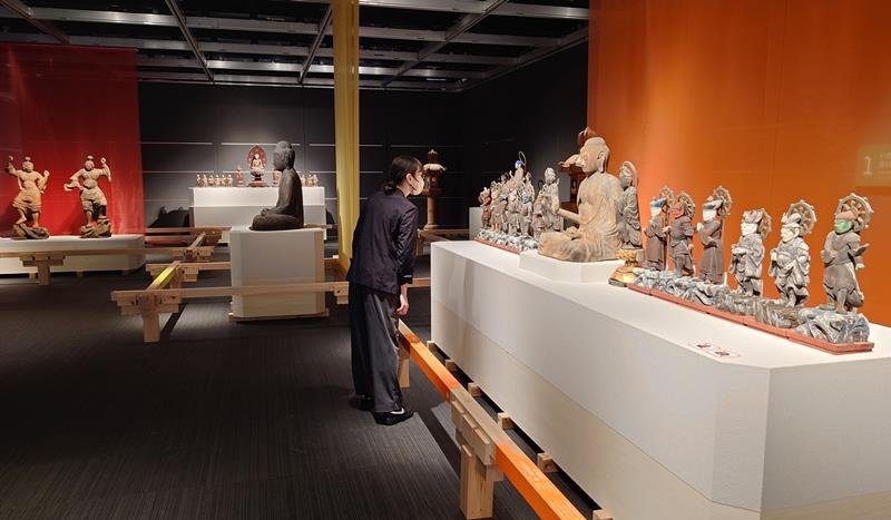 市内外の寺から集まった仏像が並ぶ特別展「いちはらのお薬師様－流行り病と民衆の祈り－」＝市原市の市原歴史博物館

