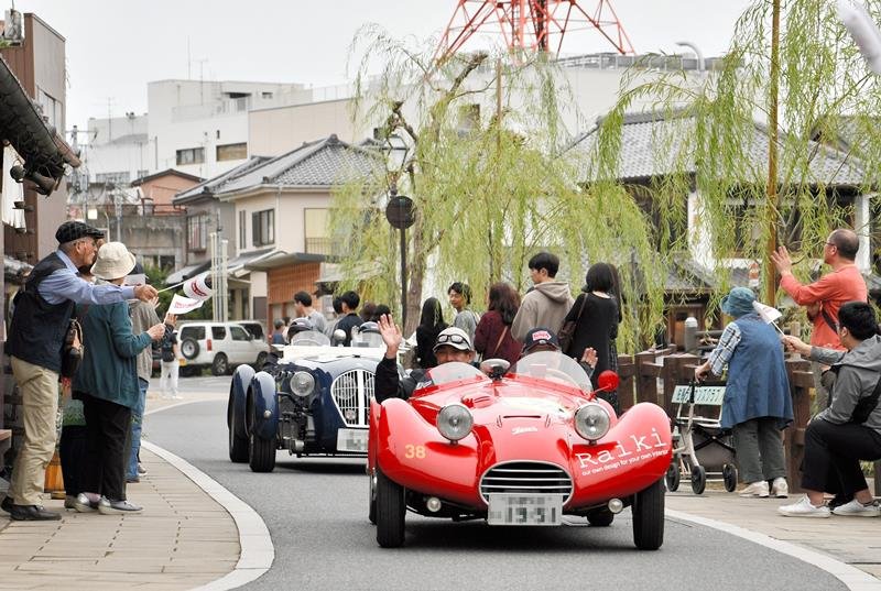 ラリーイベントの３日目、栃木県日光市から茨城県を経て佐原に着き、歴史的町並みを走り抜けたクラシックカー＝香取市（画像は一部加工してあります）
