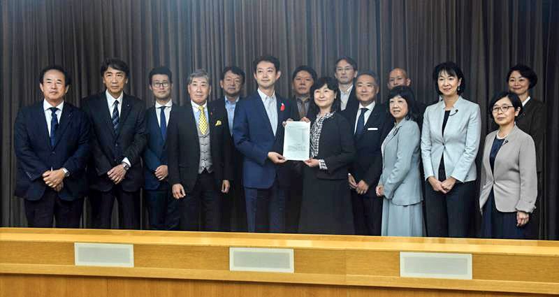 熊谷知事（左から６人目）に要望書を手渡す立民の入江会長（同８人目）＝１１日、千葉県庁