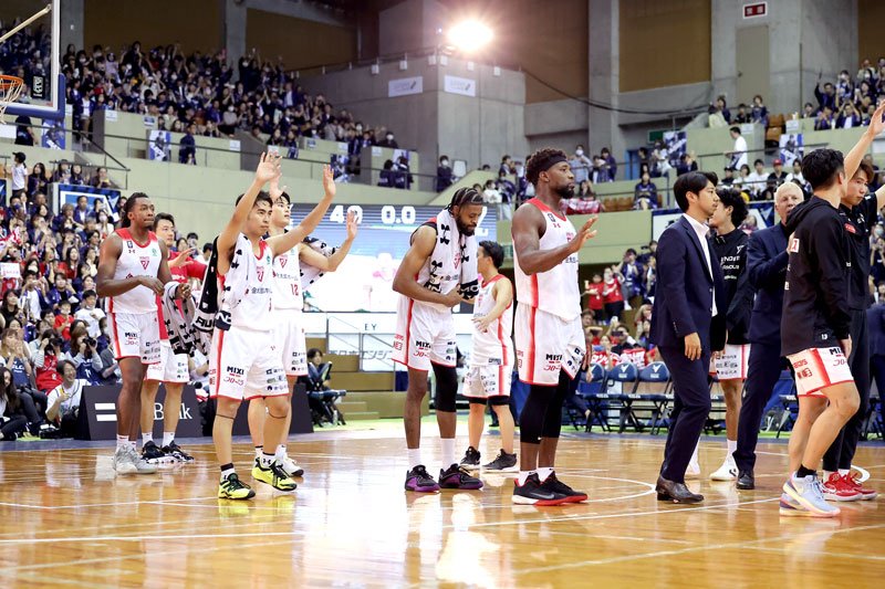 試合後、ブースターにあいさつする千葉Ｊの選手たち＝９日、長崎県立総合体育館