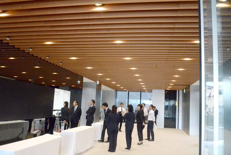 １階の入り口ホール。天井などに「サンブスギ」が使われている＝１０日、東金市