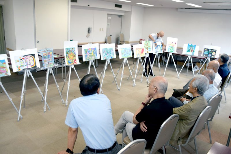 県内児童の力作に向き合う審査員＝千葉市中央区