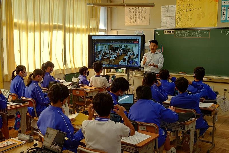 タブレットと電子黒板を使い、姉崎中学校の生徒と英語で交流授業する国分寺台中学校の生徒＝市原市の国分寺台中
