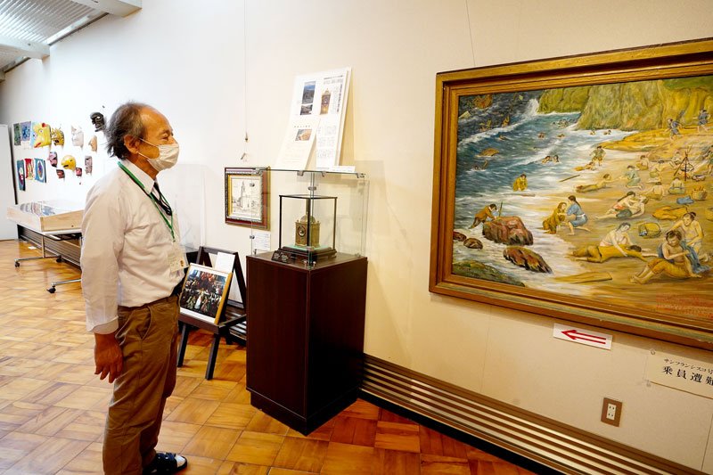 日本、スペイン、メキシコの友好の歩みを伝える資料が並ぶ展示＝御宿町の月の沙漠記念館