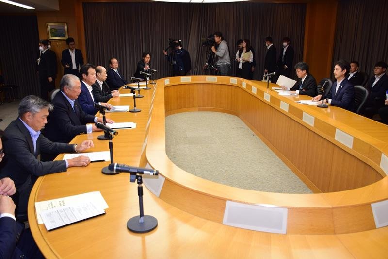 熊谷俊人知事（右手前）に治水対策などを要望した関係自治体の首長ら＝１８日、県庁
