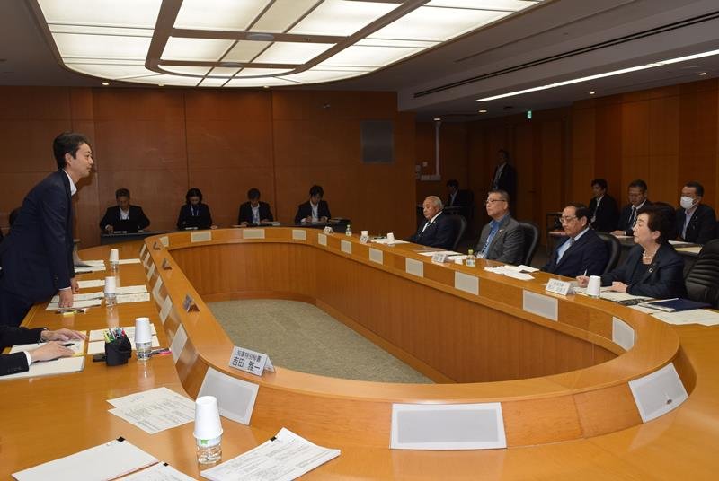 夷隅地域の４市町長との意見交換会であいさつする熊谷知事（左）＝２０日、県庁
