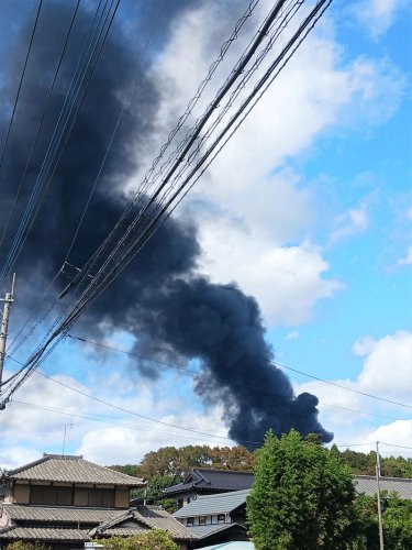 黒煙を上げる火災現場＝２１日午前１１時２５分ごろ、白井市神々廻
