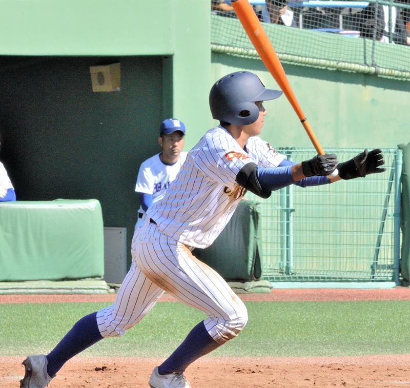 中央学院─白鷗大足利　７回表中央学院２死二塁、小沢が中前適時打を放つ＝宇都宮清原
