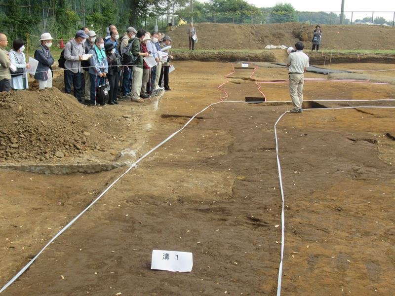 国衙の北東角の区画とみられる遺構発掘現場の説明会＝市川市