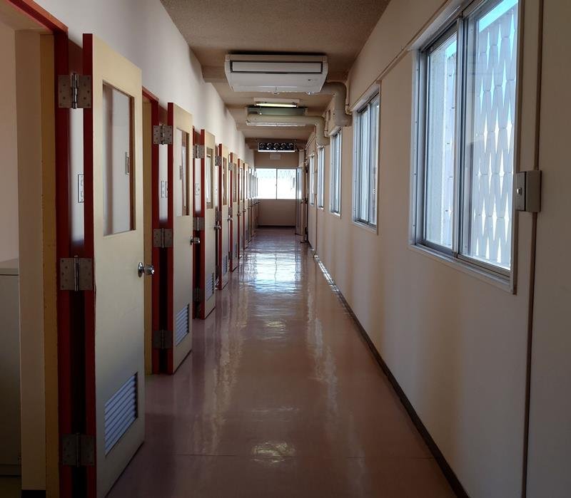 公開された市原青年矯正センターの寮の廊下。個室には鍵がない＝３０日、市原市磯ケ谷