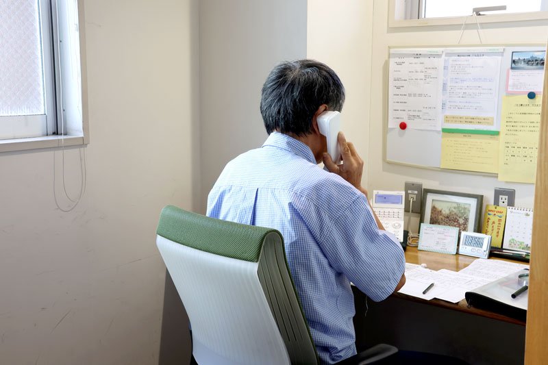 電話で話を聞く相談員＝千葉市中央区
