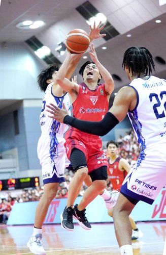 千葉ＪーＦＥ名古屋　最終クオーター、シュートを狙う千葉Ｊの富樫＝船橋アリーナ