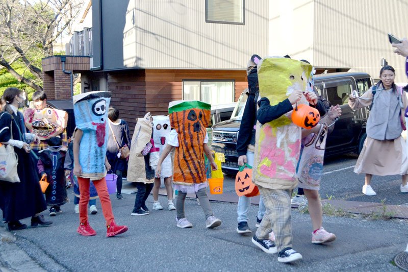自作の着ぐるみ仮装で行進する子どもたち＝八千代市