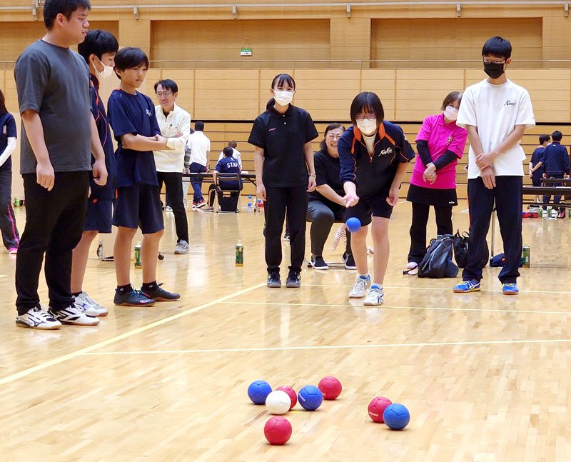 「みんなでボッチャ交流大会」でプレーする国分寺台西中の生徒ら＝市原市