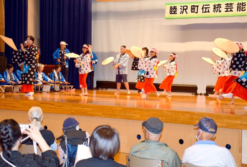 「佐貫季寄」を披露する子どもたち＝睦沢町