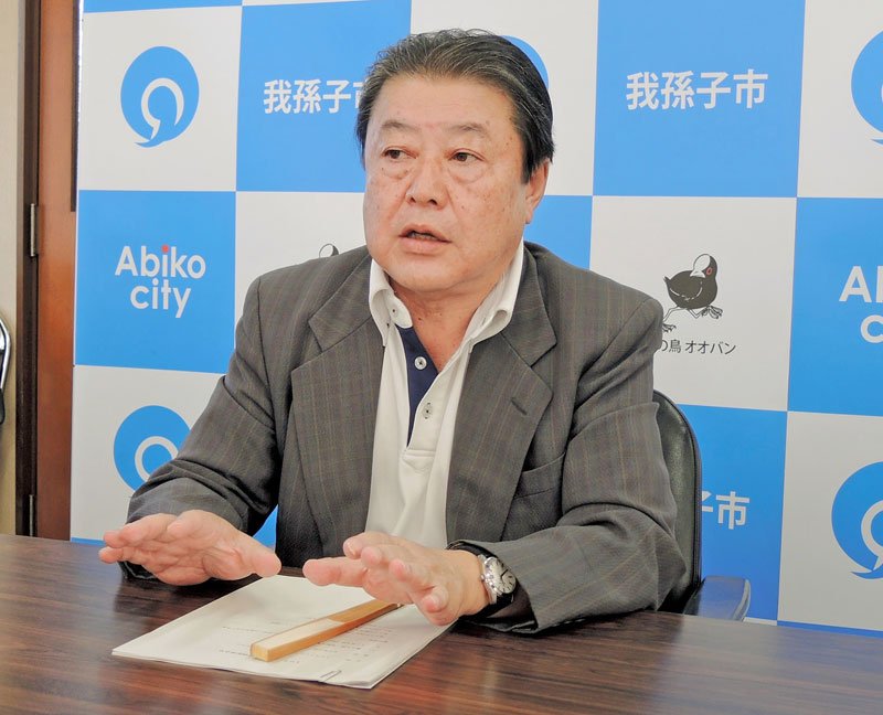 市子ども虐待等防止対策地域協議会の臨時代表者会議を開くと説明する星野市長＝３１日、我孫子市
