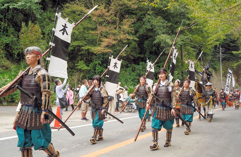 ５年ぶり、武者行列勇ましく　大多喜お城まつり　「出陣じゃ！」２００人勝ちどき　本多忠勝役は渡辺正行さん