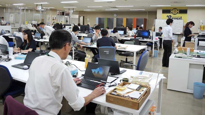 個人の専用席や部署間の書類棚がなくなった柏市役所３階の執務スペース＝７日