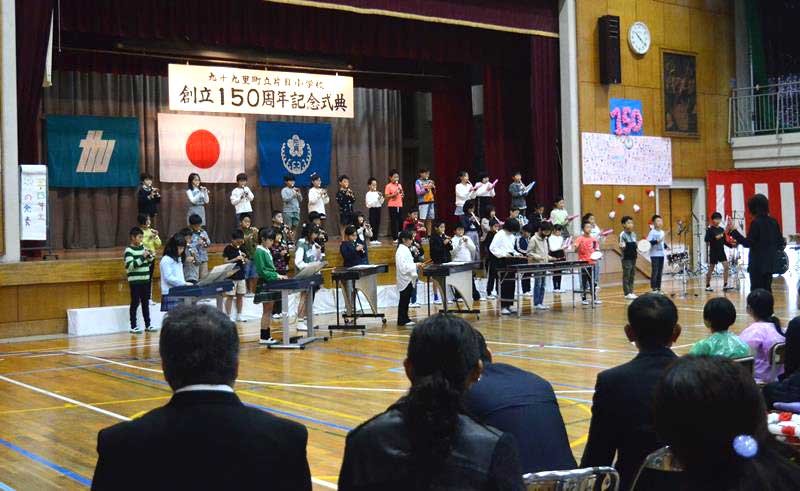 音楽発表で、片貝小学校の創立１５０周年を祝う児童＝１１日、九十九里町