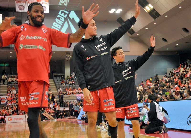 佐賀に勝利し、ブースターの声援に応える千葉Ｊの（左から）ステファンズ、マーカス海舟、富樫＝１２日、船橋アリーナ