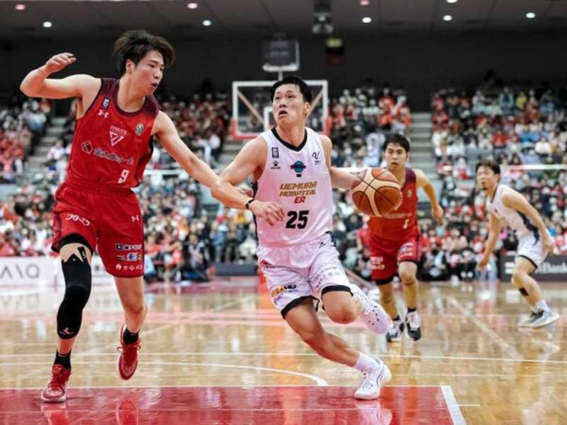 バスケットボール男子Ｂリーグ１部・佐賀―千葉　第３クオーター、ドリブルで攻め込む佐賀バルーナーズの角田太輝。佐賀は千葉に９５―７６で快勝し、今季６勝目を挙げた＝千葉県の船橋アリーナ（（ｃ）Ｂ．ＬＥＡＧＵＥ）