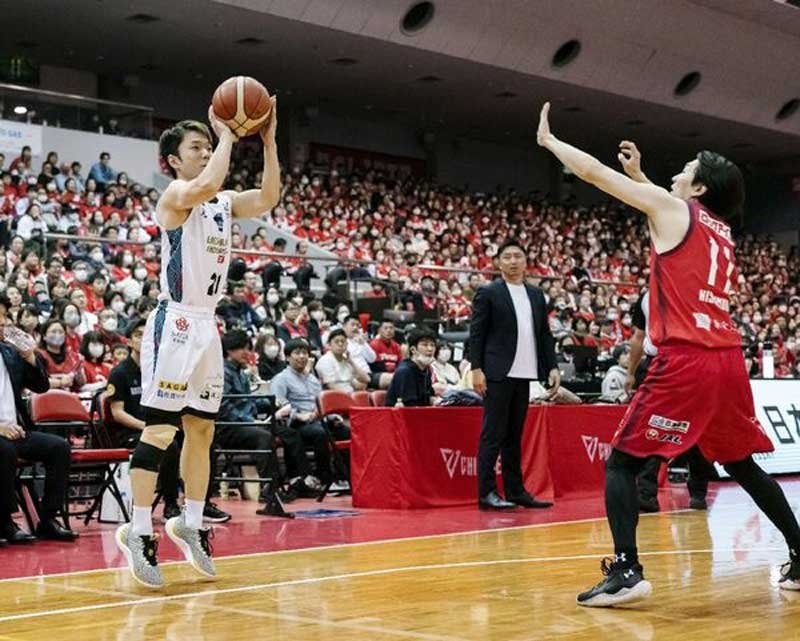千葉Ｊ戦でシュートを放つ佐賀・岸田＝船橋市総合体育館（（ｃ）Ｂ．ＬＥＡＧＵＥ）