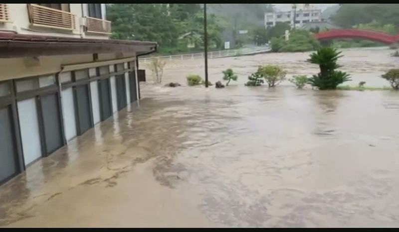 台風１３号の大雨により養老川が氾濫し、旅館が水に漬かった（秋葉さん提供）
