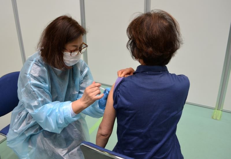 ワクチンの接種を受ける女性（右）＝千葉市中央区の千葉中央コミュニティセンター
