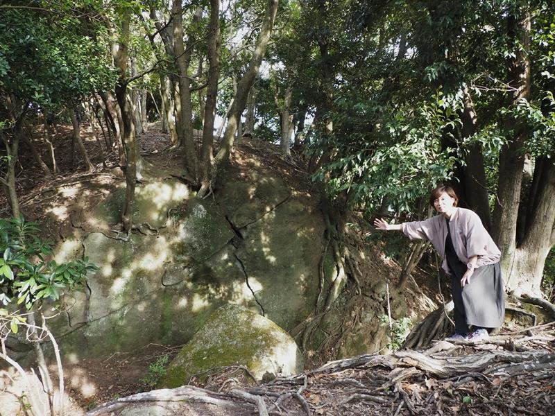 「景色と地形が残っているだけでも中世の面影に触れられる」。堀切跡に立ち、天神山城の魅力を語る山城ガールむつみさん＝富津市
