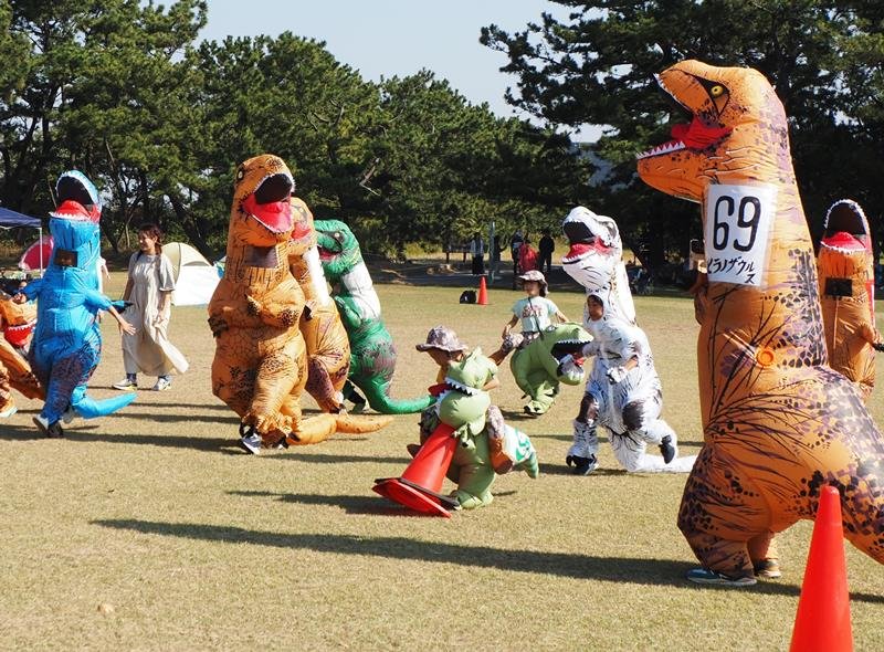 色とりどりの恐竜が全力疾走したティラノサウルスレース＝富津市
