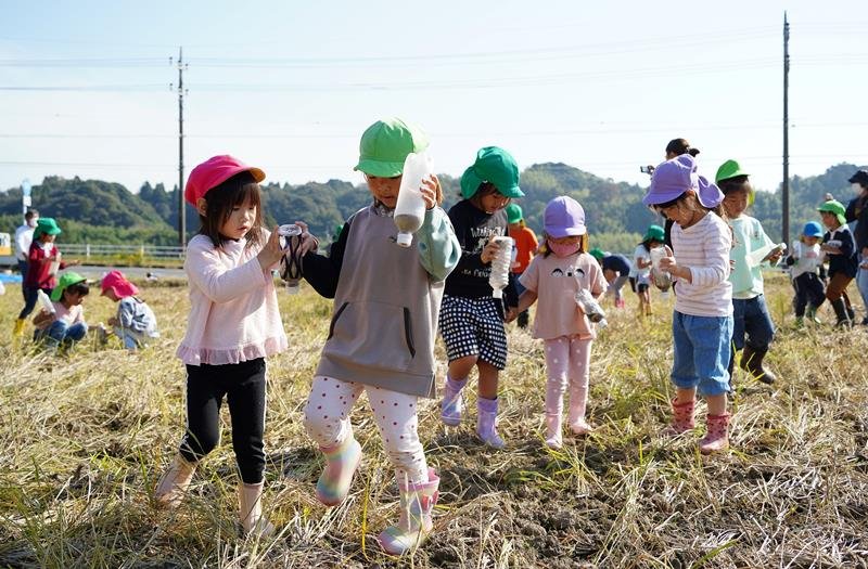 レンゲソウの種をまく保育園児＝大多喜町
