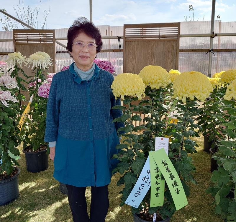 菊の大輪を咲かせ、県知事賞に輝いた中村さん＝市原市の八幡屋ふれあい広場
