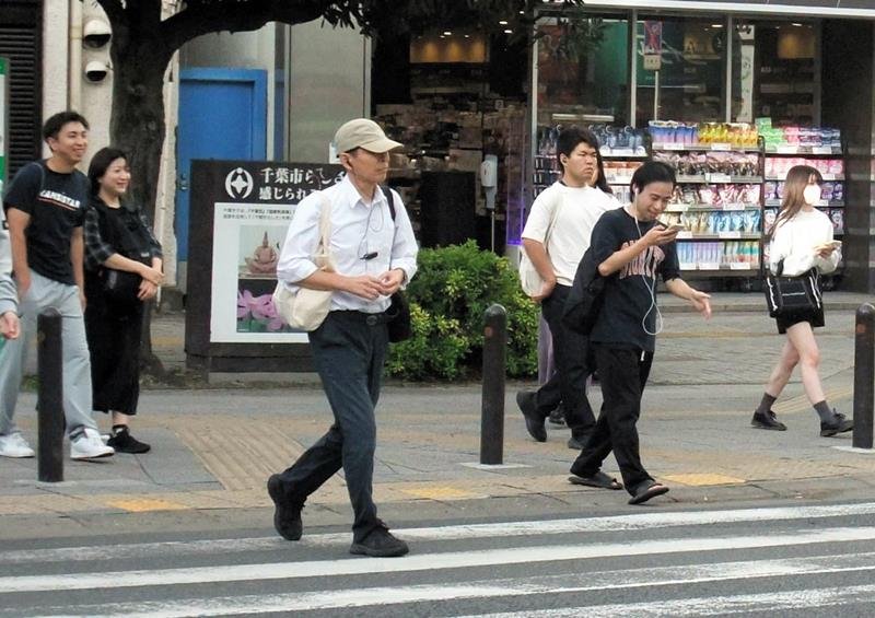 最高気温が２７・５度を記録した千葉市中央区では薄着の人も目立った＝７日