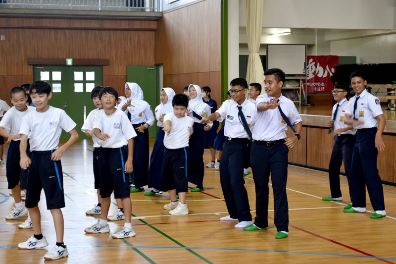 給食や歌、踊りで異文化交流　八街の４中学校　来日インドネシア生徒と