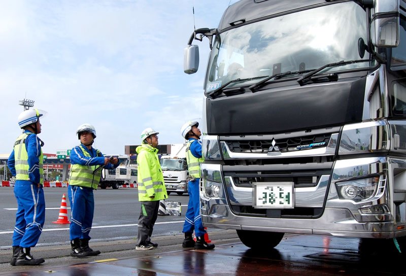 ダンプカーの重量を確認する東日本高速道路の社員ら＝７日、習志野市（画像は一部加工してあります）