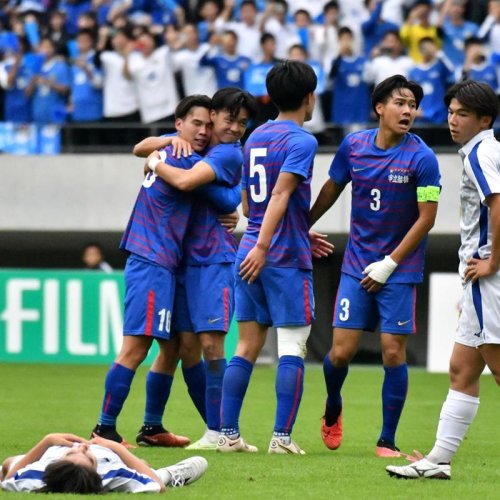 ３大会ぶりの優勝を決め抱き合って喜ぶ市船橋イレブン＝１１日、千葉市のフクダ電子アリーナ