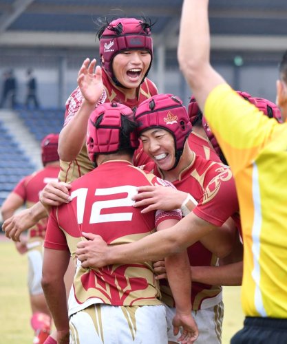 流通経大柏－専大松戸　後半４分、鳥居（１２）のトライで笑顔の流通経大柏の選手ら＝１２日、柏の葉

