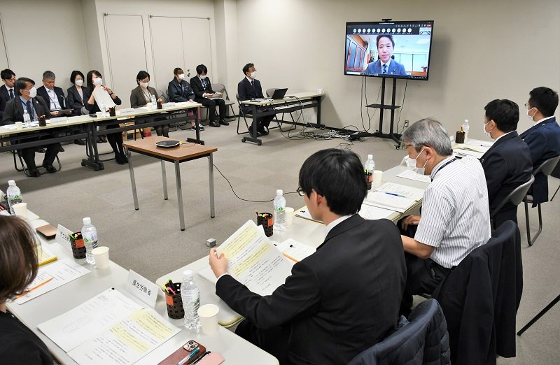 新たな感染症が発生したと想定し、成田空港検疫所やＮＡＡなど関係機関が集まって初動対応を確認した訓練＝１４日、成田市の同空港
