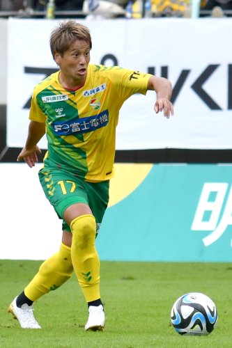 長崎戦の前半、プレーする千葉の福満