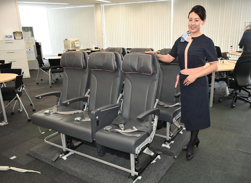 来年２月に就航するＡｉｒＪａｐａｎの機材で使うゆとりある座席を紹介する客室乗務員＝成田市のＡＮＡ成田スカイセンター
